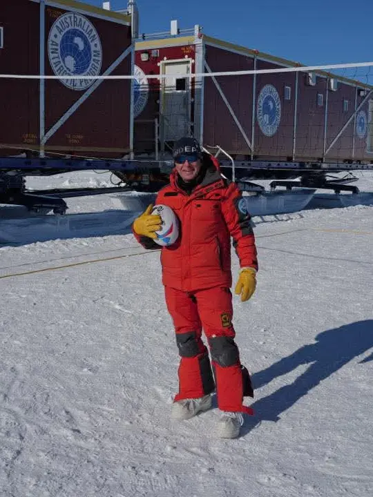Carlo Barbante in Antartide con la palla ovale nella foto pubblicata sui social dal Petrarca prima di Natale