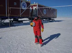 Carlo Barbante in Antartide con la palla ovale nella foto pubblicata sui social dal Petrarca prima di Natale
