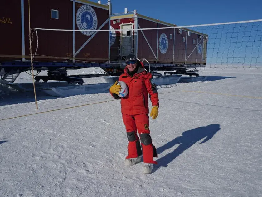 Carlo Barbante in Antartide con la palla ovale nella foto pubblicata sui social dal Petrarca prima di Natale