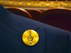 La spilla che indosseranno gli orchestrali della Fenice