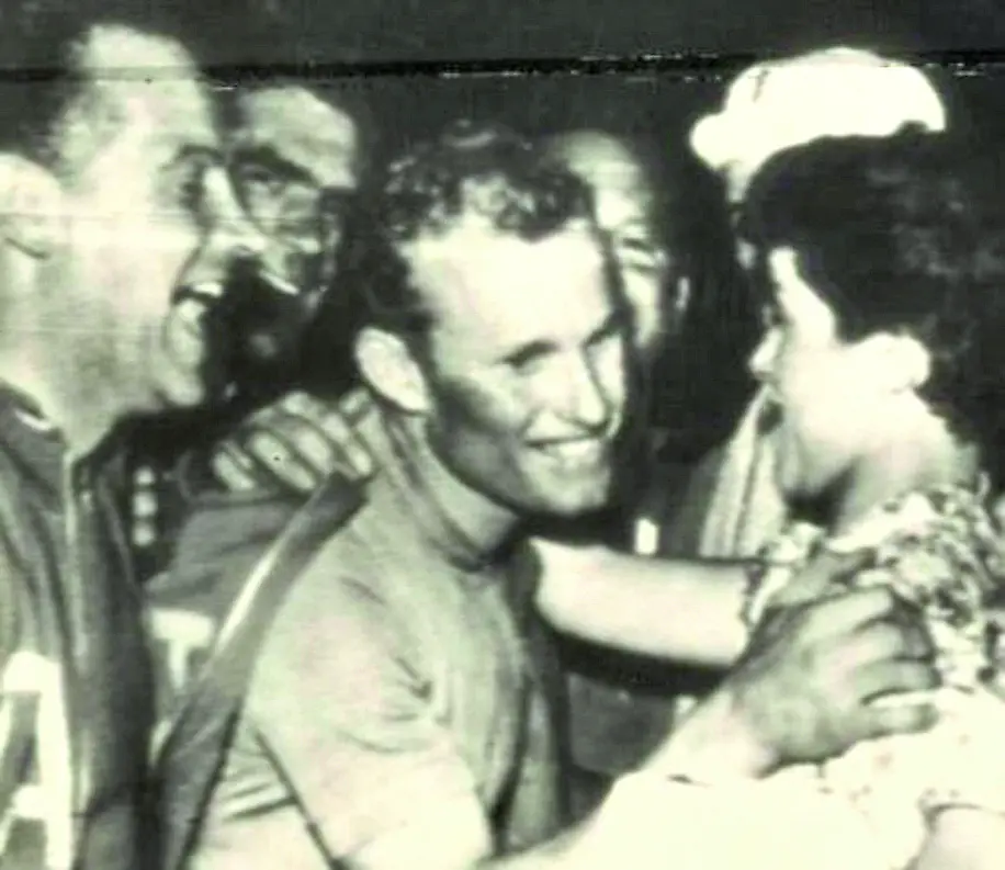 Leandro Faggin festeggiato dopo l’oro conquistato nel chilometro da fermo alle Olimpiadi di Melbourne 1956