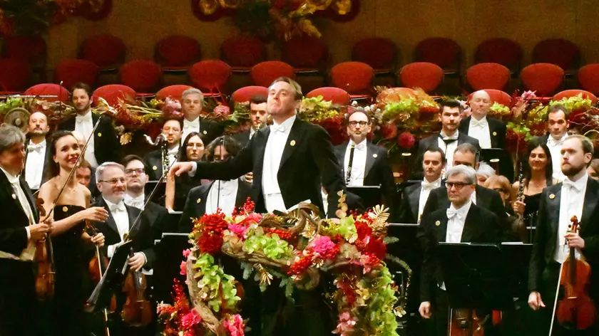 Direttore e orchestrali della Fenice con la spilletta di protesta al Concerto di Capodanno