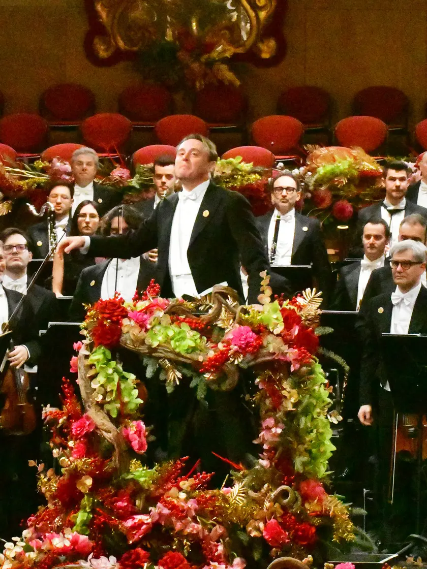 Direttore e orchestrali della Fenice con la spilletta di protesta al Concerto di Capodanno