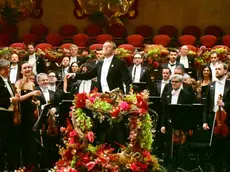 Direttore e orchestrali della Fenice con la spilletta di protesta al Concerto di Capodanno