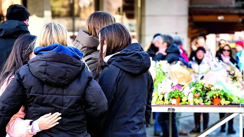 Fiori, lumini, lacrime e ricordi dopo la tragedia di Capodanno a Crans-Montana. La strage dei ragazzi ha riaperto il dibattito sulla sicurezza, troppo spesso ignorata nei luoghi di lavoro e di aggregazione foto ansa/epa
