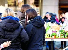 Fiori, lumini, lacrime e ricordi dopo la tragedia di Capodanno a Crans-Montana. La strage dei ragazzi ha riaperto il dibattito sulla sicurezza, troppo spesso ignorata nei luoghi di lavoro e di aggregazione foto ansa/epa