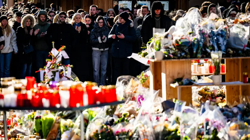 Strage di Crans-Montana folla commossa