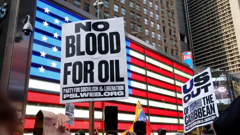 New York: protesta contro il movente petrolifero dell’arresto di Maduro