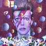 Fiori e candele davanti al murale dedicato a David Bowie in una strada di Londra
