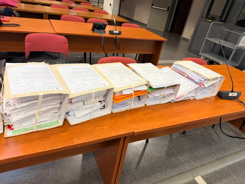 I corposi faldoni dell’indagine a carico della badante vicentina