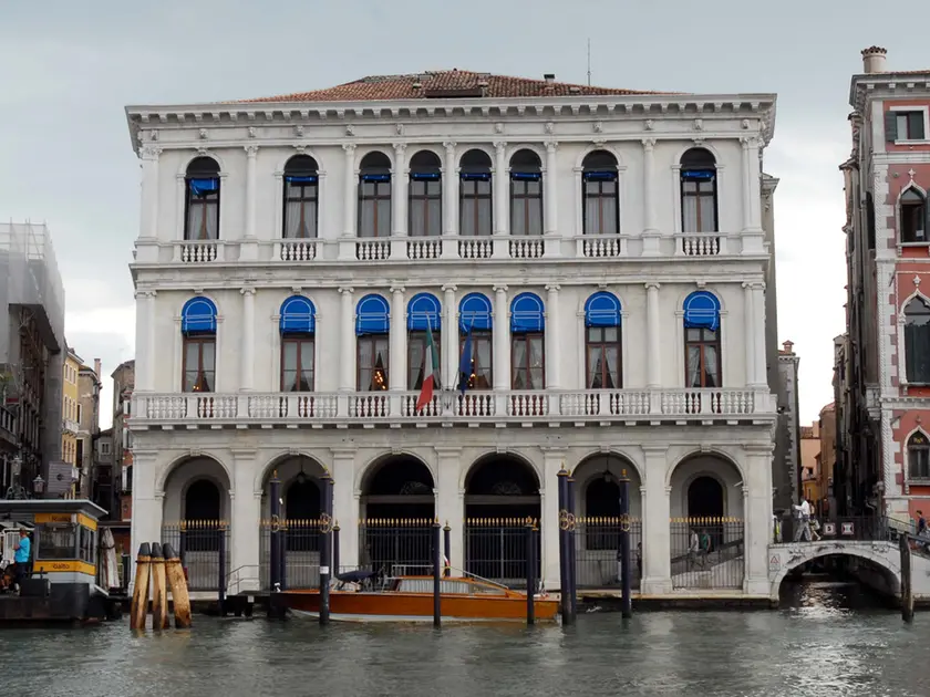 Venezia, 30.07.2007.- Facciata Banca d'Italia, lato Canal Grande. L'ingresso della Banca d'Italia