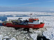 Una suggestiva immagine della nave Laura Bassi che avanza tra i ghiacci polari foto Pnra