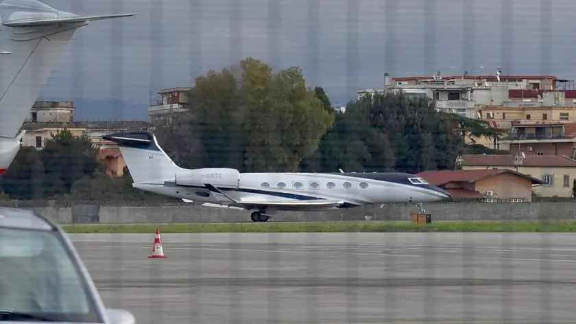 L'aereo su cui hanno viaggiato Alberto Trentini e Mario Burlò in pista a Ciampino