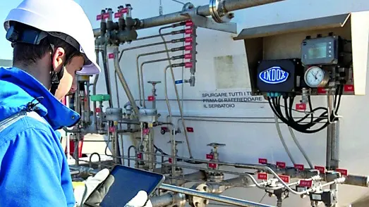 Un addetto al lavoro su un impianto di Italgas