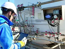 Un addetto al lavoro su un impianto di Italgas