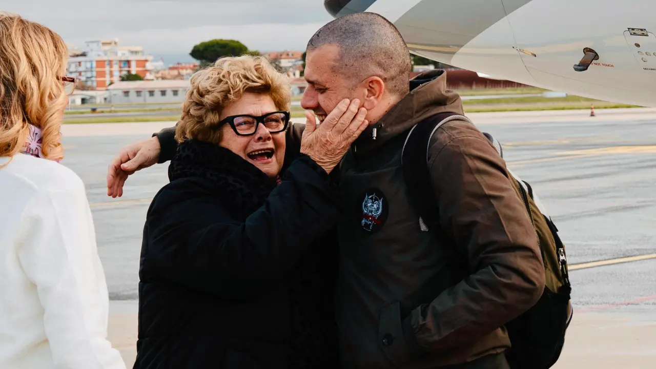 Il saluto tra Alberto Trentini appena arrivato a Ciampino e la madre Armanda Colusso