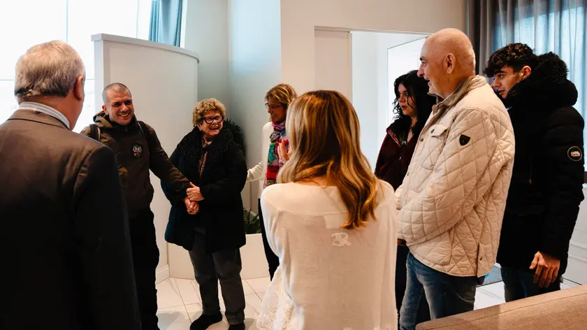 Trentini in aeroporto con la mamma Armanda Colusso