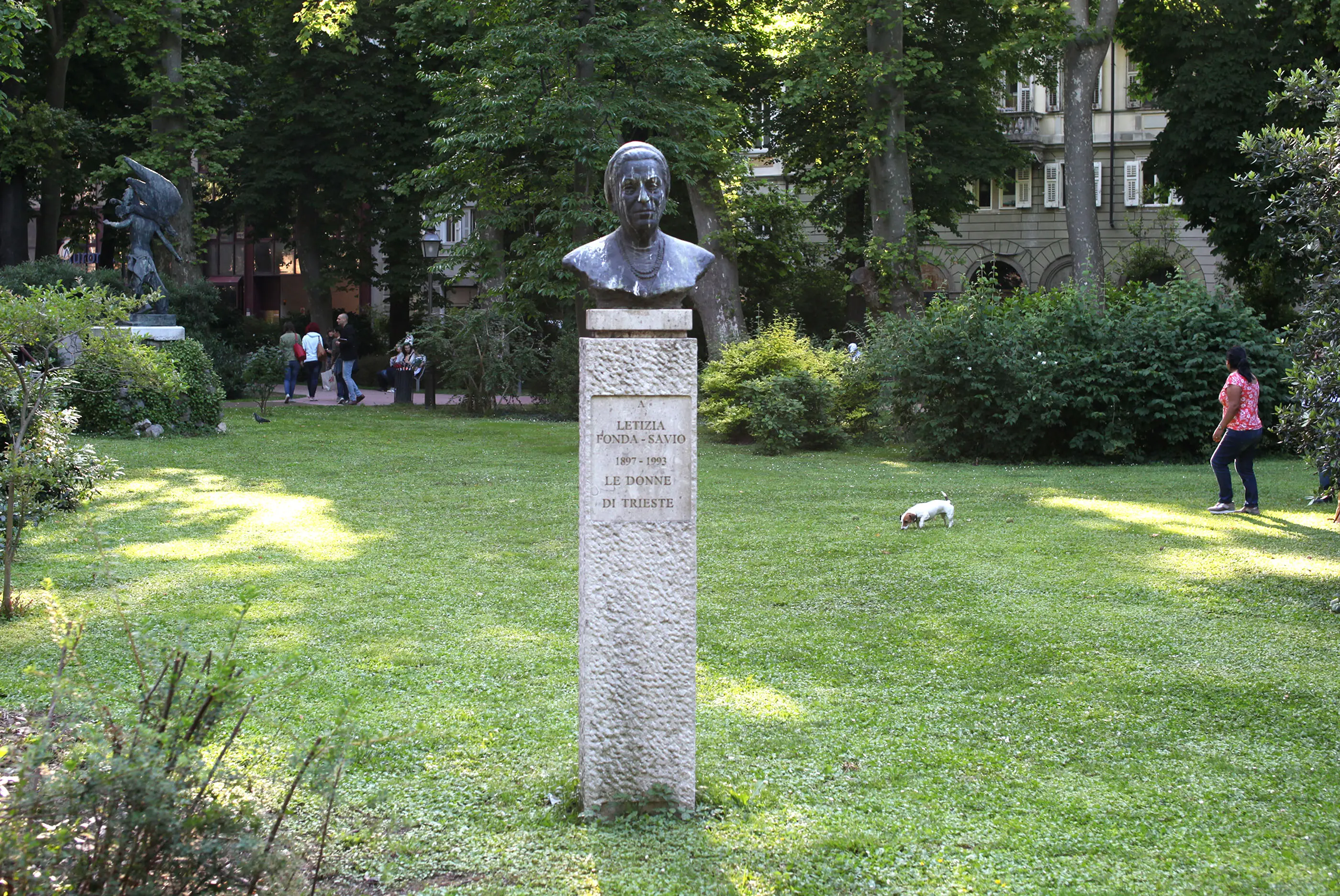 La statua di Letizia Fonda Savio nel giardino De' Tommasini di Trieste
