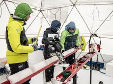 I ricercatori preparano le carote di ghiaccio da stivare nell’Ice Memory Sanctuary in Antartide