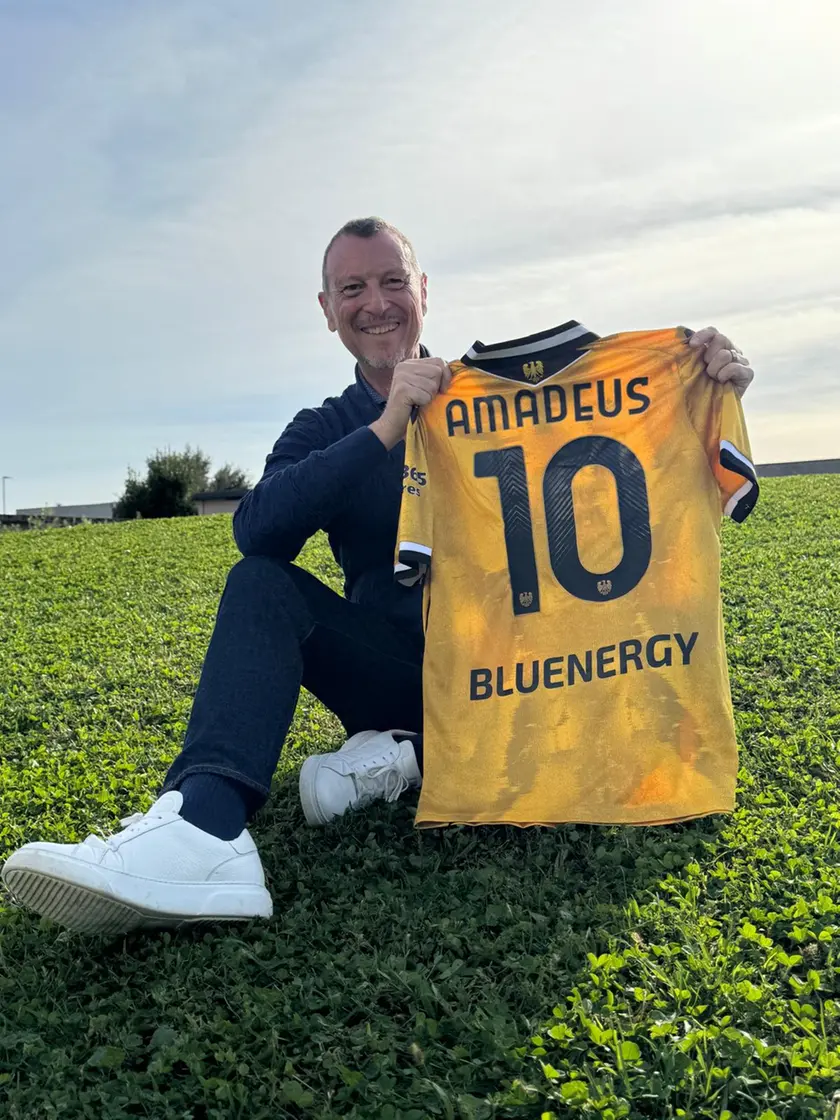 Amadeus mostra la sua maglia dell'Udinese personalizzata