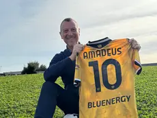 Amadeus mostra la sua maglia dell'Udinese personalizzata