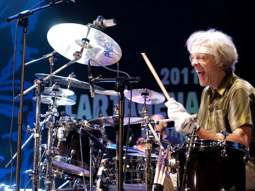Stewart Copeland, fondatore dei Police, apre le Paralimpiadi Milano-Cortina
