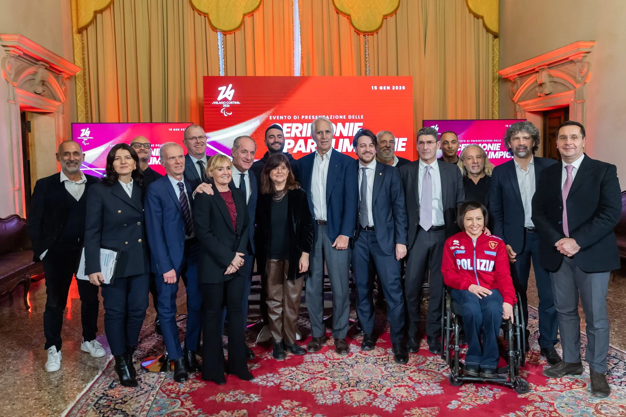 Foto di gruppo per la presentazione ufficiale della cerimonia di apertura delle Paralimpiadi Milano-Cortina