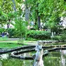 Giochi d’acqua e piante rigogliose all’interno del giardino pubblico di Trieste intitolato a Muzio de’ Tommasini