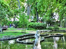 Giochi d’acqua e piante rigogliose all’interno del giardino pubblico di Trieste intitolato a Muzio de’ Tommasini