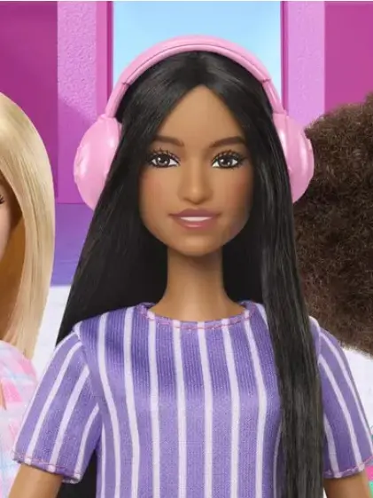 Cuffiette, sguardo leggermente sfuggente, un tablet: ecco, al centro, la Barbie autistica lanciata da Mattel