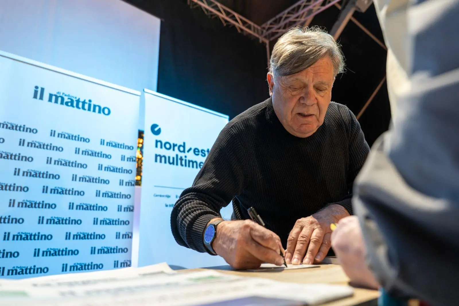 Il firma copie al Geox