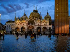 Venezia, acqua alta nel novembre 2019: Piazza San Marco sommersa con basilica