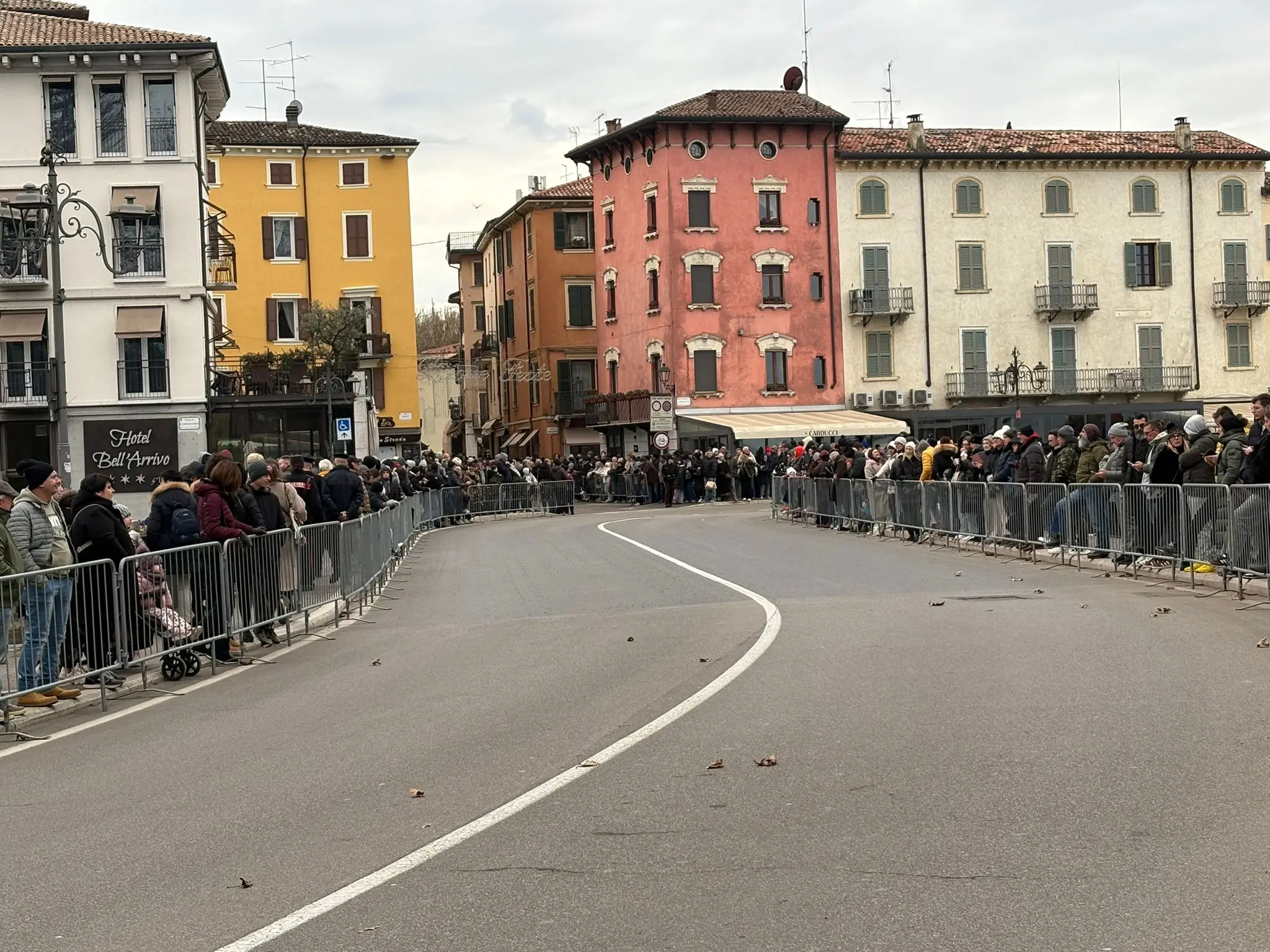 Centinaia di veneti in attesa del passaggio della fiacca olimpica
