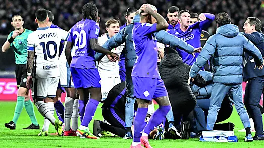 Bove a terra coperto da compagni e avversari: era il 1º dicembre 2024