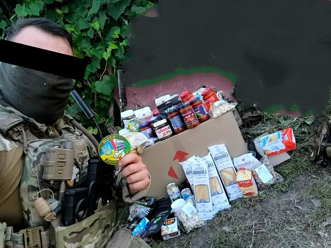 Un fighter con in mano il patch dell'associazione Stur