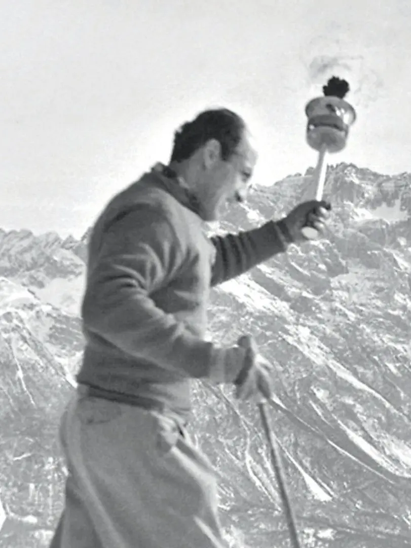 Zeno Colò con la fiamma olimpica a Cortina nel 1956 in una foto storica diffusa nel 2006 sul sito delle Olimpiadi invernali di Torino