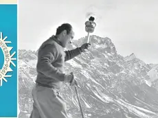 Zeno Colò con la fiamma olimpica a Cortina nel 1956 in una foto storica diffusa nel 2006 sul sito delle Olimpiadi invernali di Torino