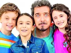 Paolo Ruffini con i bambini che recitano con lui in Babysitter