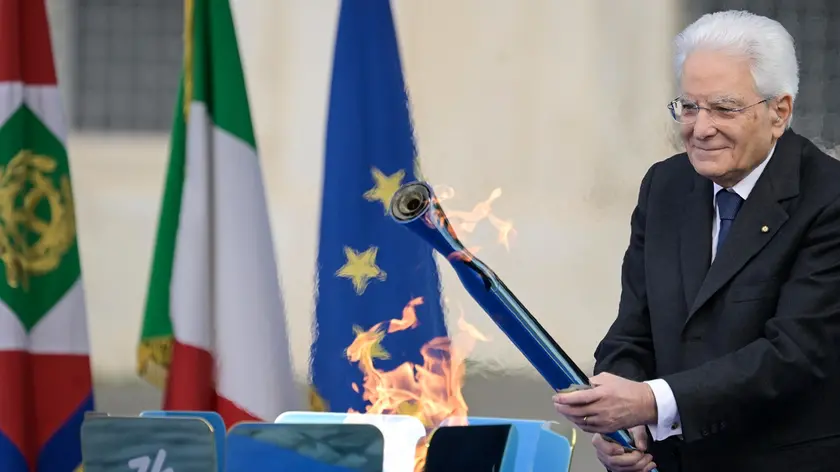 L'accensione del braciere olimpico da parte di Mattarella