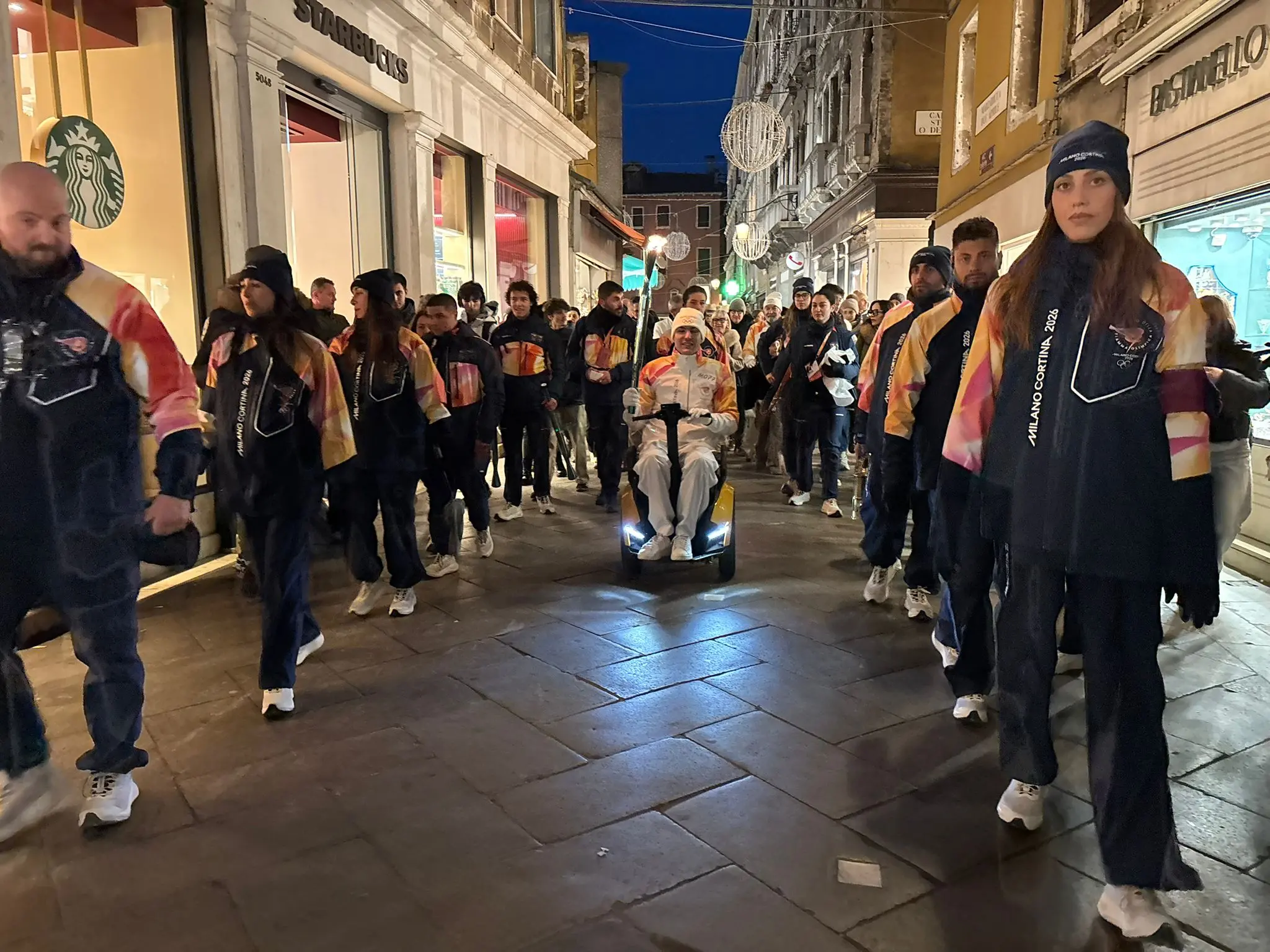 Antonio Fantin, nuotatore classe 2001, con la torcia olimpica a Venezia