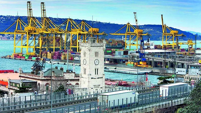 La sede dell'Autorità portuale e, sullo sfondo, il porto di Trieste