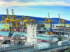 La sede dell'Autorità portuale e, sullo sfondo, il porto di Trieste