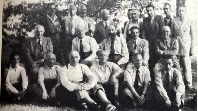 Un gruppo di internati: Tullio è il primo a destra in piedi. La foto è stata scattata qualche tempo dopo la Liberazione.