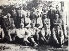 Un gruppo di internati: Tullio è il primo a destra in piedi. La foto è stata scattata qualche tempo dopo la Liberazione.