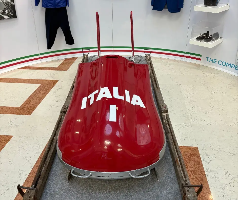 Un bob utiliazzato durante i Giochi 1956 in mostra a Verona