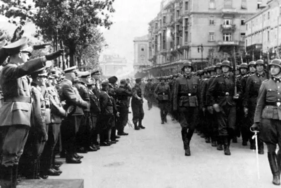 I nazisti sfilano nelle strade di Trieste. La città era parte della Zona di operazioni del Litorale Adriatico