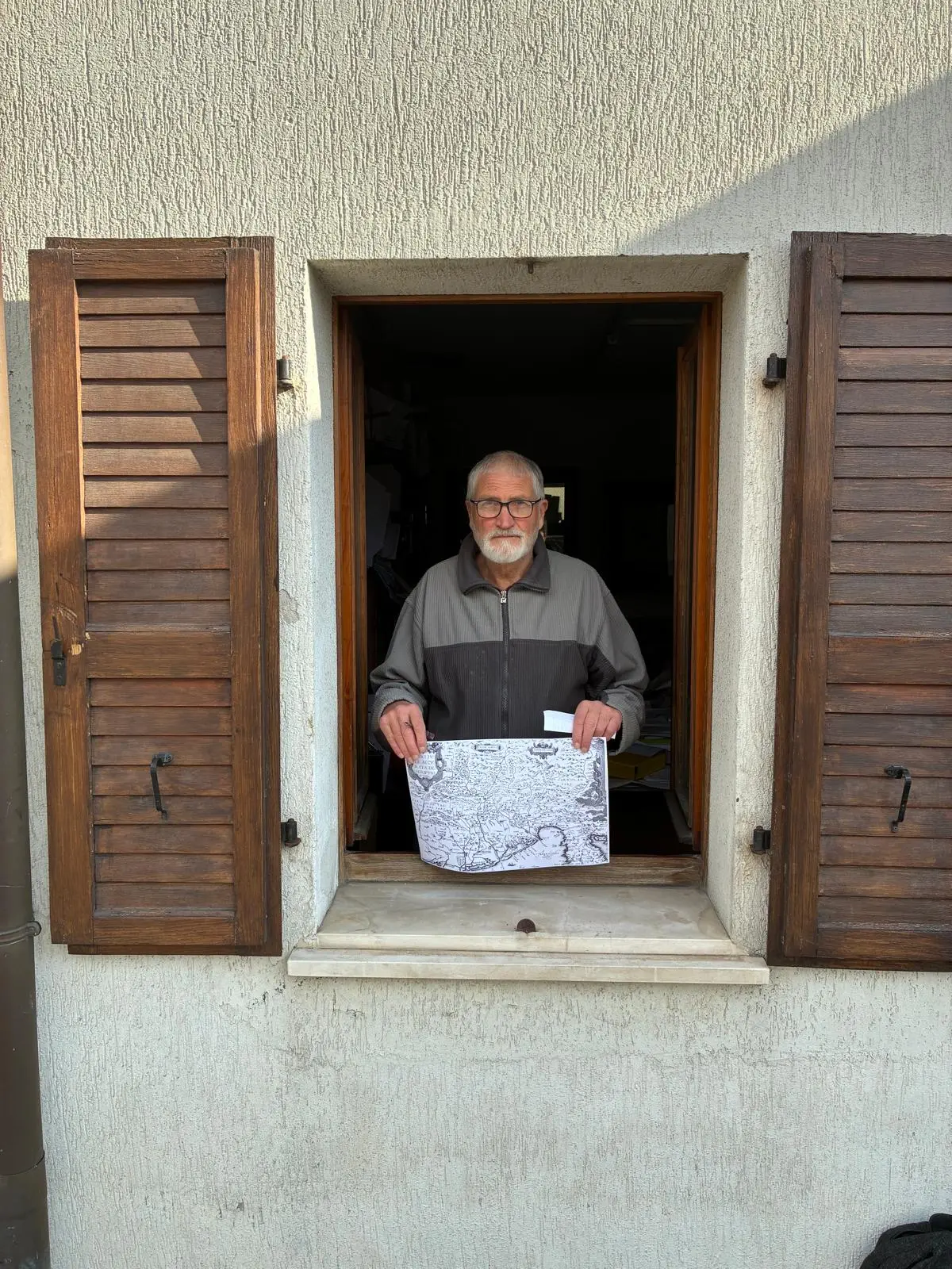 L’architetto Francesco Frattolin di Cesarolo mostra una mappa della Patria del Friuli datata 1573