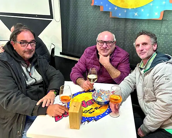 I tre amici Giampietro Sbrugnera, Emanuele Piatta ed Emanuele Nardo al bar Naviglio di San Michele