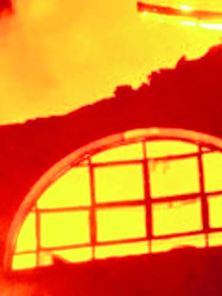 Una delle immagini che fece il giro del mondo: il teatro a fuoco con il tetto crollato