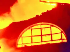 Una delle immagini che fece il giro del mondo: il teatro a fuoco con il tetto crollato